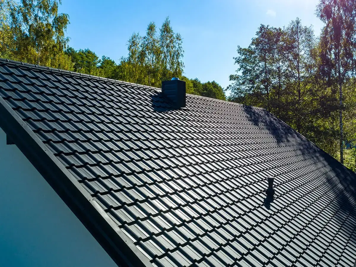 Dach skośny z dachówki. Zastanawiasz się, ile kosztuje budowa dachu płaskiego w porównaniu do skośnego?