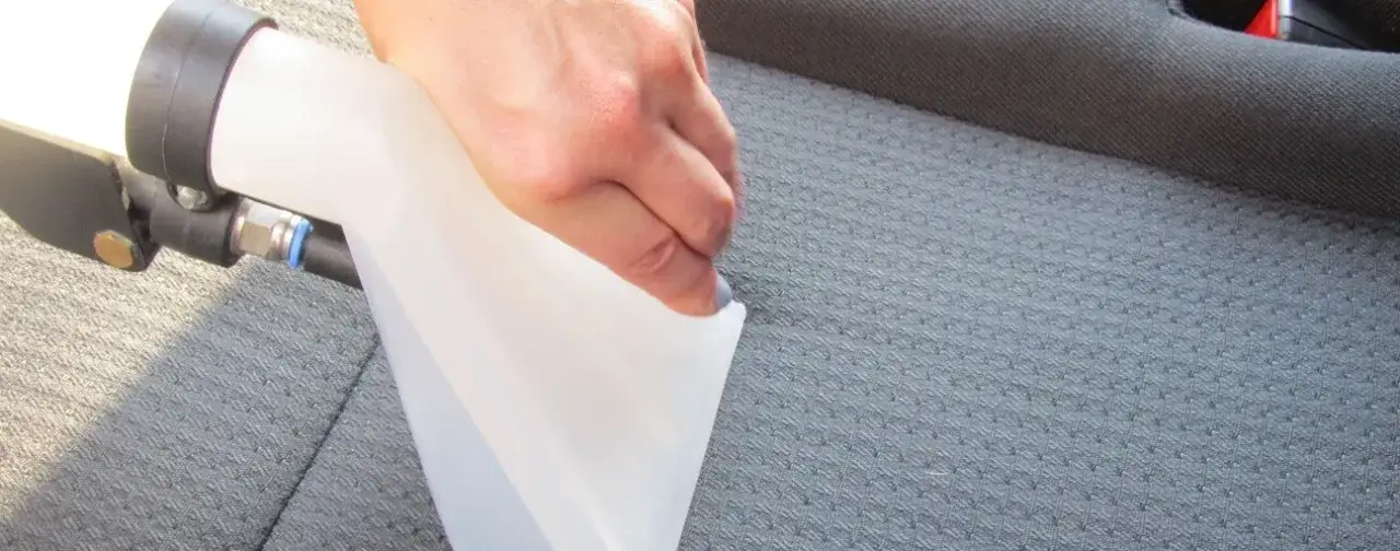 Czym wyprać tapicerkę w aucie? Kompletny przewodnik krok po kroku