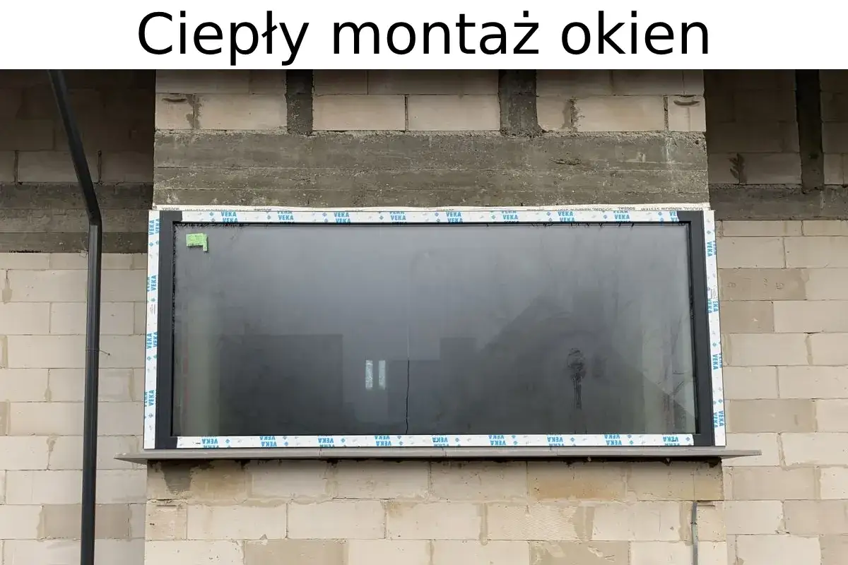 Nowe okno w trakcie ciepłego montażu okien. Widać taśmy uszczelniające VEKA.