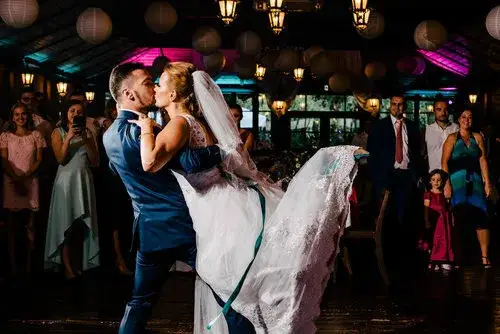 Kto jedzie pierwszy do ślubu? Odkryj tradycje i znaczenie tej kolejności