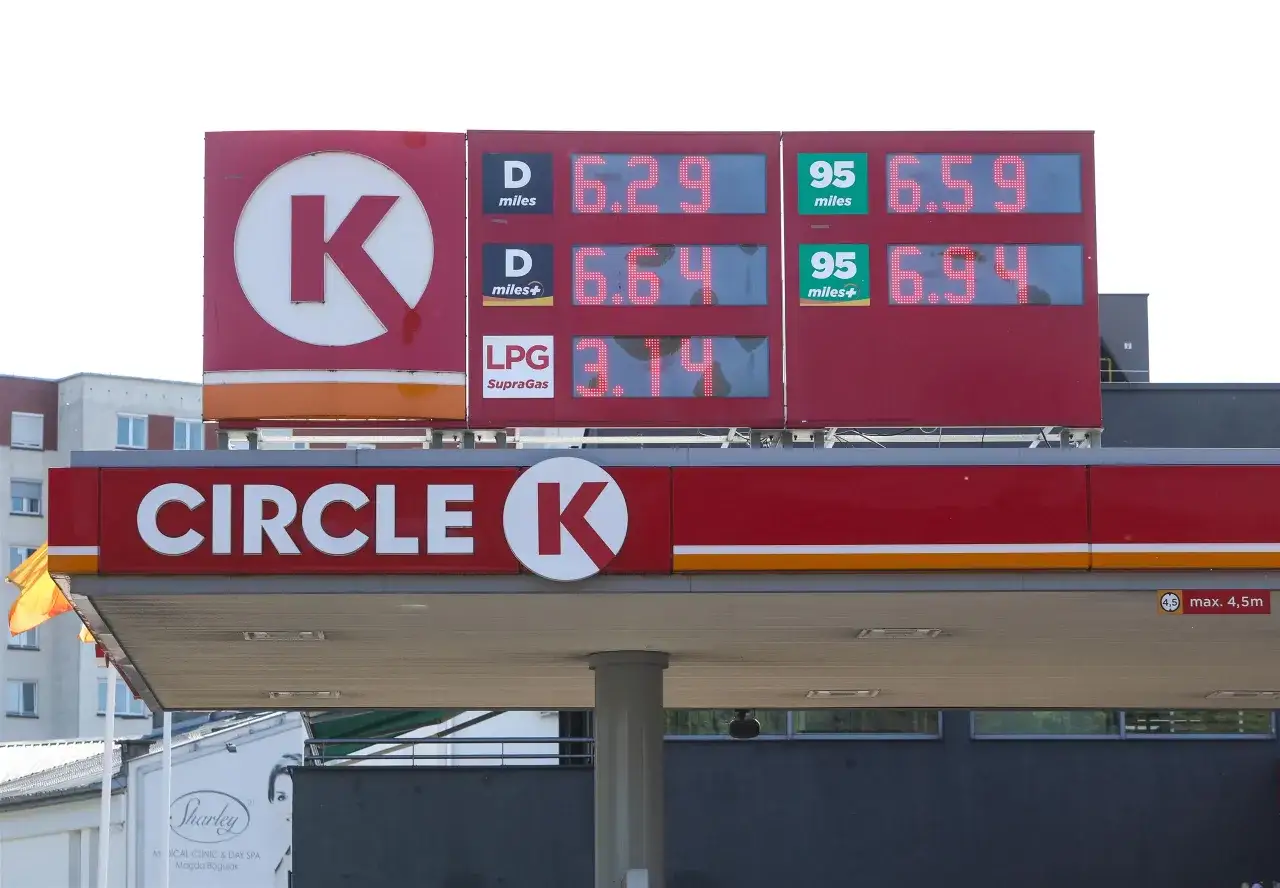 Cennik na stacji Circle K: Diesel 6.29/6.64, 95 oktanów 6.59/6.94, LPG 3.14. Jak działa myjnia Circle K? Sprawdź ceny!