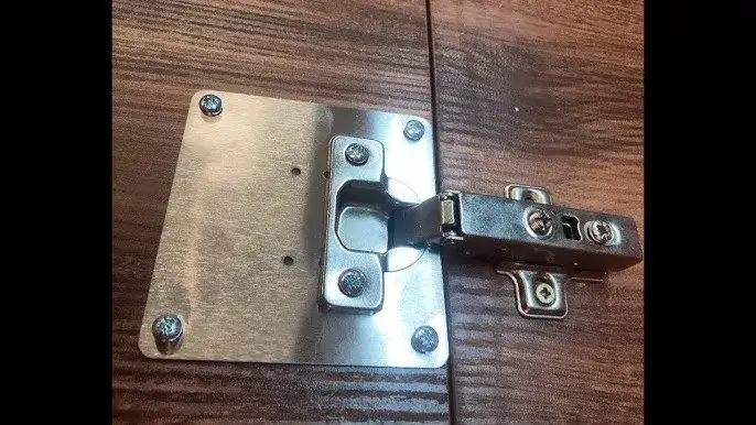 Jak naprawić zawias w wersalce i uniknąć kosztownej wymiany