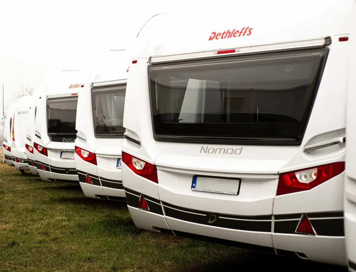 Ile kosztuje zimowanie przyczepy kempingowej? Sprawdź ceny i opcje