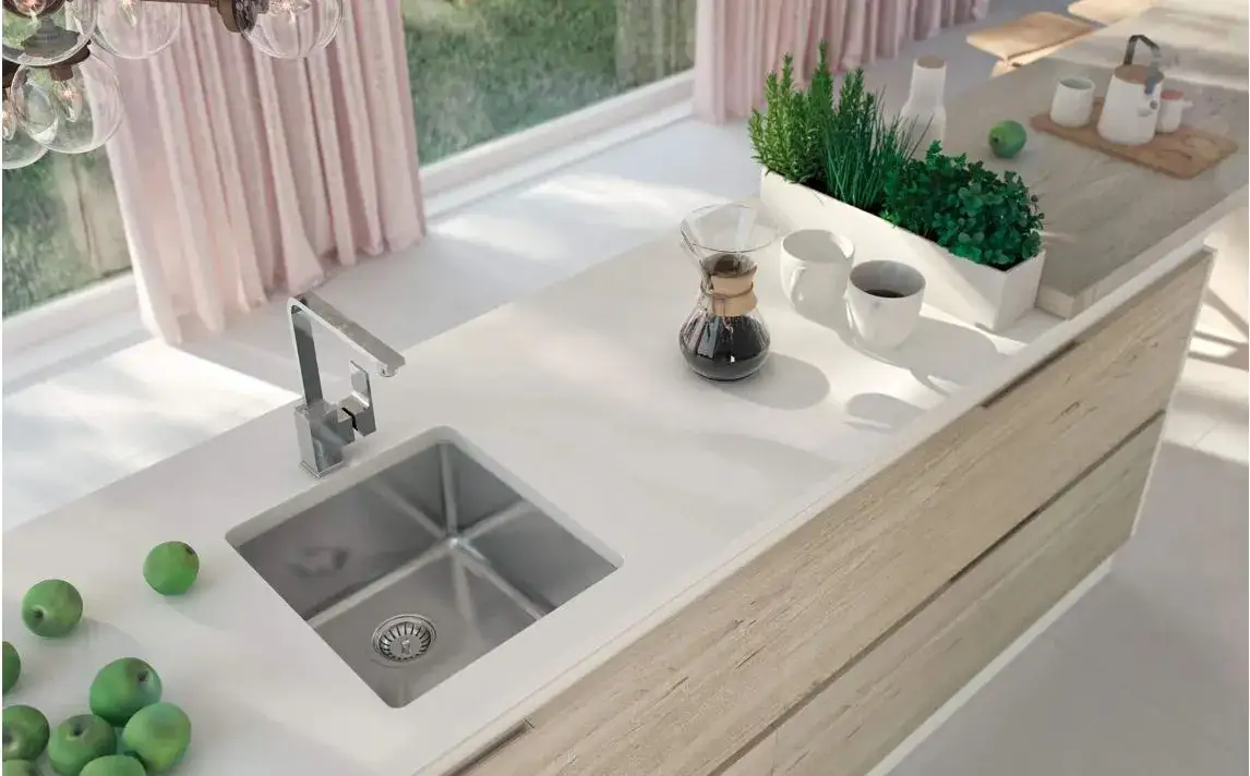 Zlew przy oknie to dobry pomysł? Poznaj wady i zalety tego rozwiązania