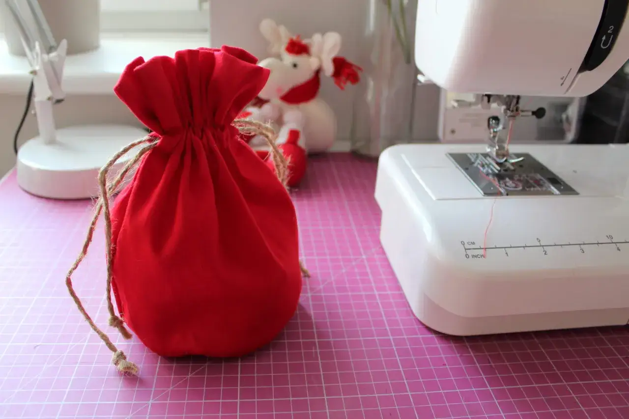 Jak uszyć worek świętego Mikołaja - krok po kroku z materiałami