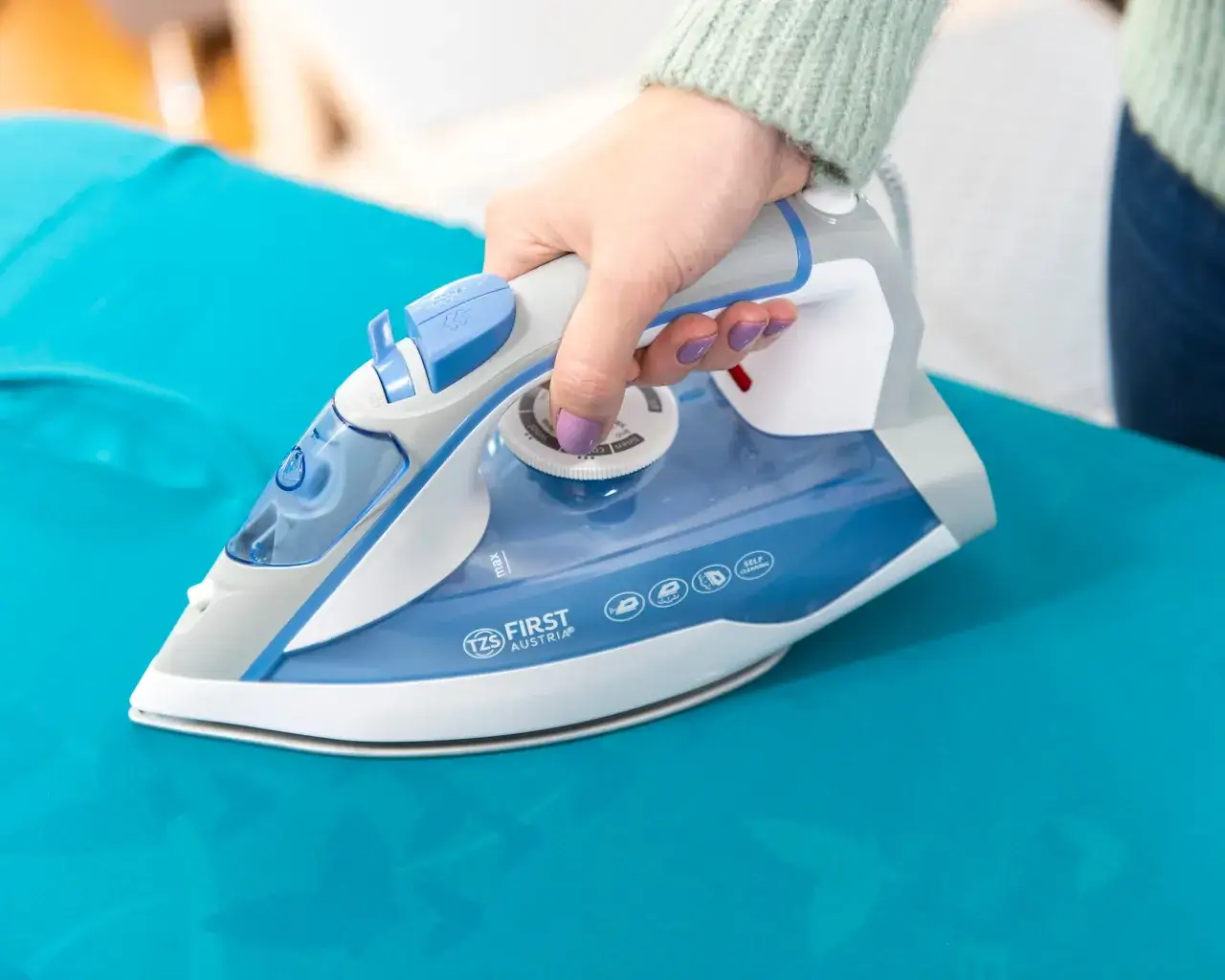 Jakie żelazko do prasowania w pionie wybrać, aby uniknąć zagnieceń?