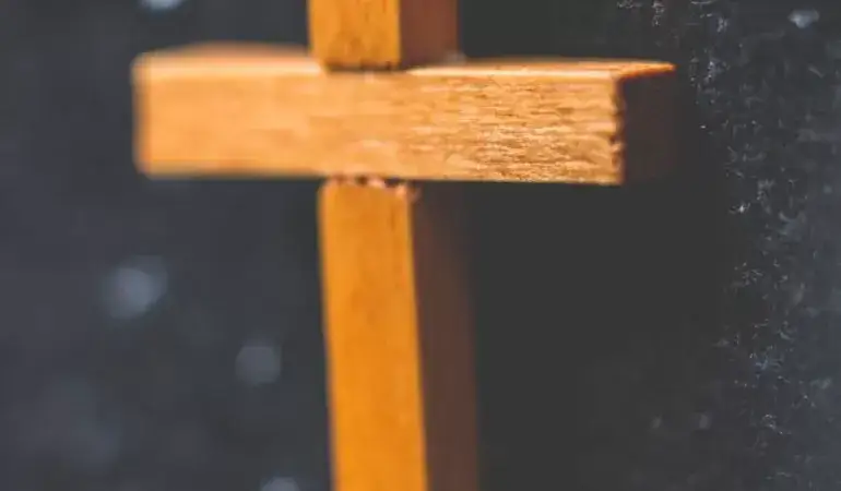 Krzyż św. Benedykta: Znaczenie, symbolika i duchowa ochrona