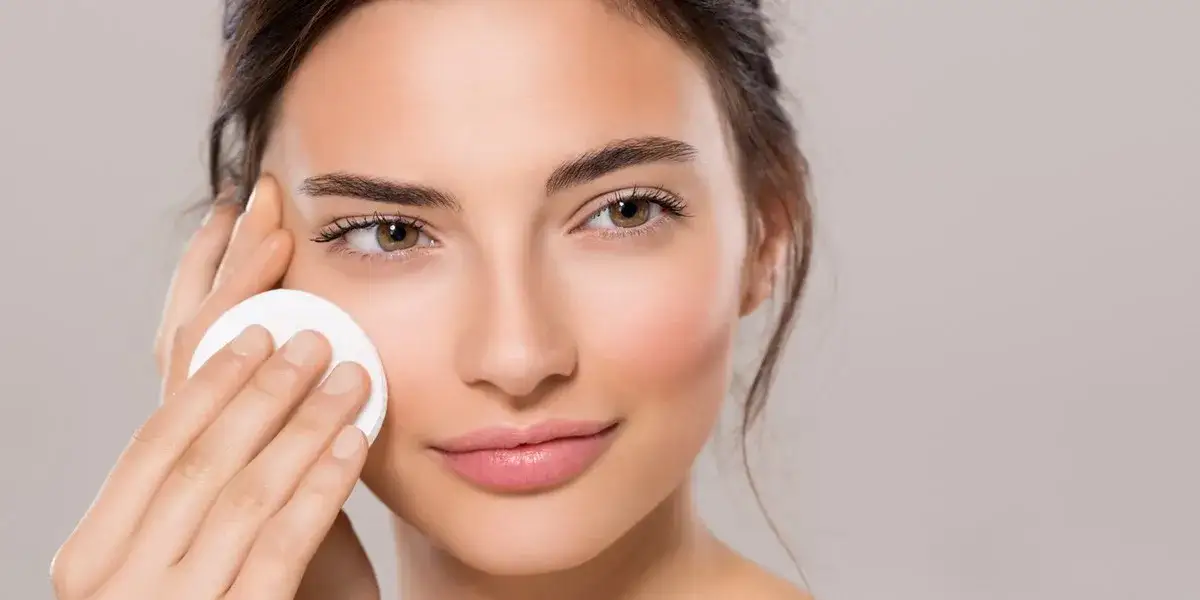 Skuteczne domowe sposoby na zmycie makijażu oczu bez chemii