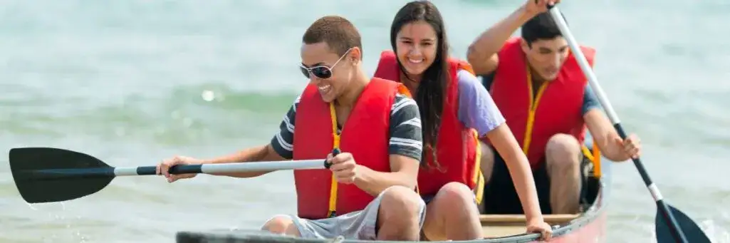 Czy do pływania kajakiem potrzebne są uprawnienia? Sprawdź, co musisz wiedzieć!