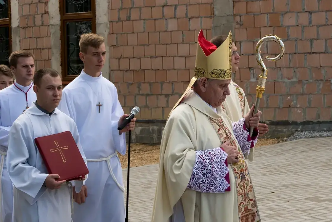 Jakie ukryte znaczenie kryje laska biskupa w Kościele? Symbole!