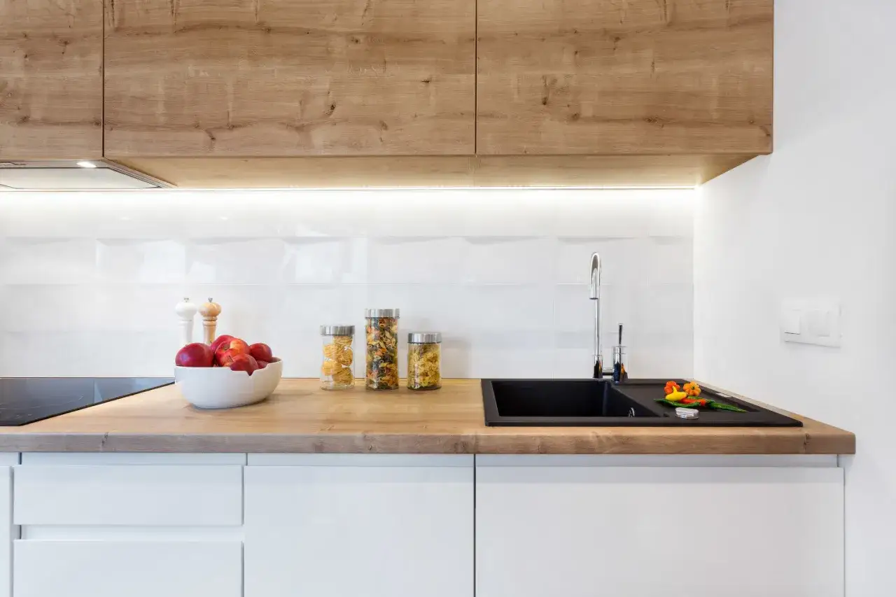 Czym wypełnić przestrzeń między szafkami kuchennymi, by zyskać styl i funkcjonalność?