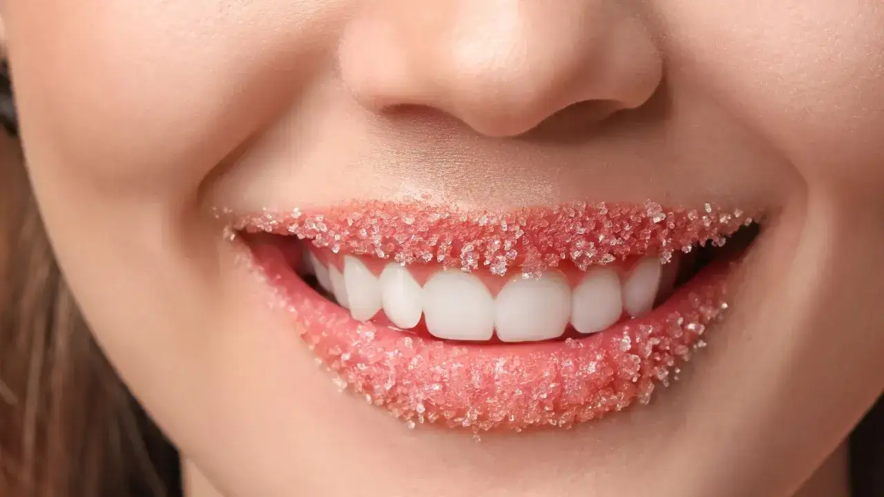 Palenie po powiększaniu ust? Ryzyko, powikłania i jak długo unikać