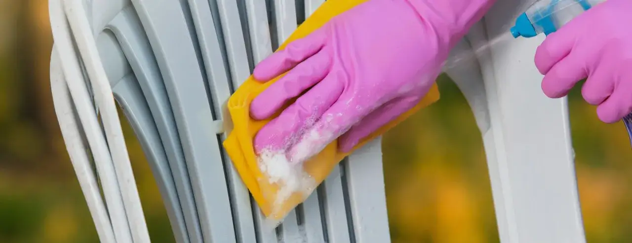 Skuteczne sposoby na to, czym wyczyścić krzesła plastikowe białe