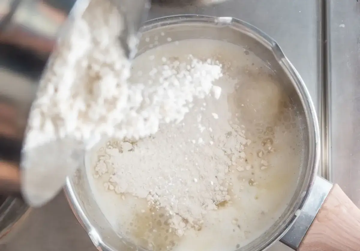 Zagęszczanie sosu mąką: koniec z grudkami! Proste metody