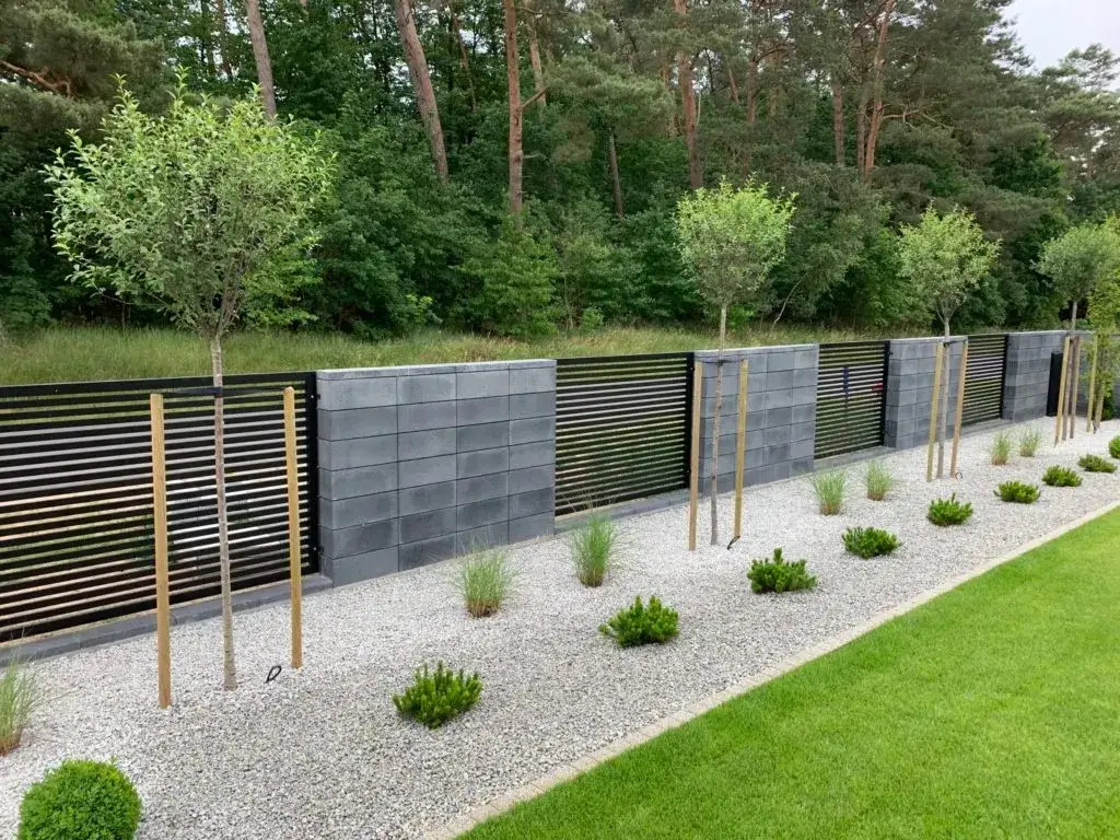 Jak obsadzić działkę przy płocie, by zapewnić prywatność i urodę