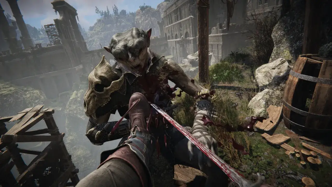 Krwawa walka z potworem w ruinach. Gracz w "Dark Messiah of Might & Magic" walczy mieczem, zadając śmiertelne ciosy.