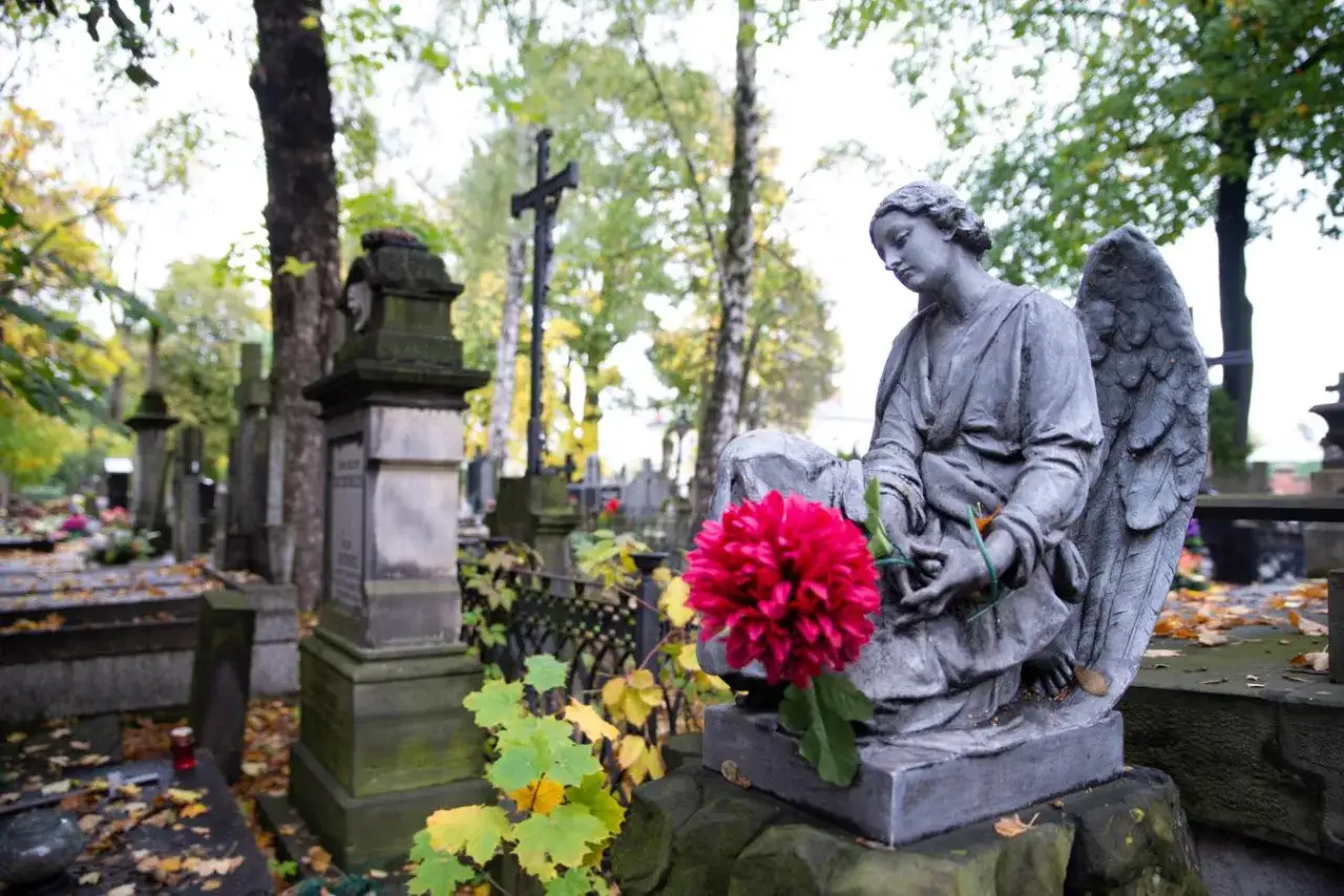 Cmentarz Bródnowski: Jak skutecznie znaleźć grób krok po kroku?