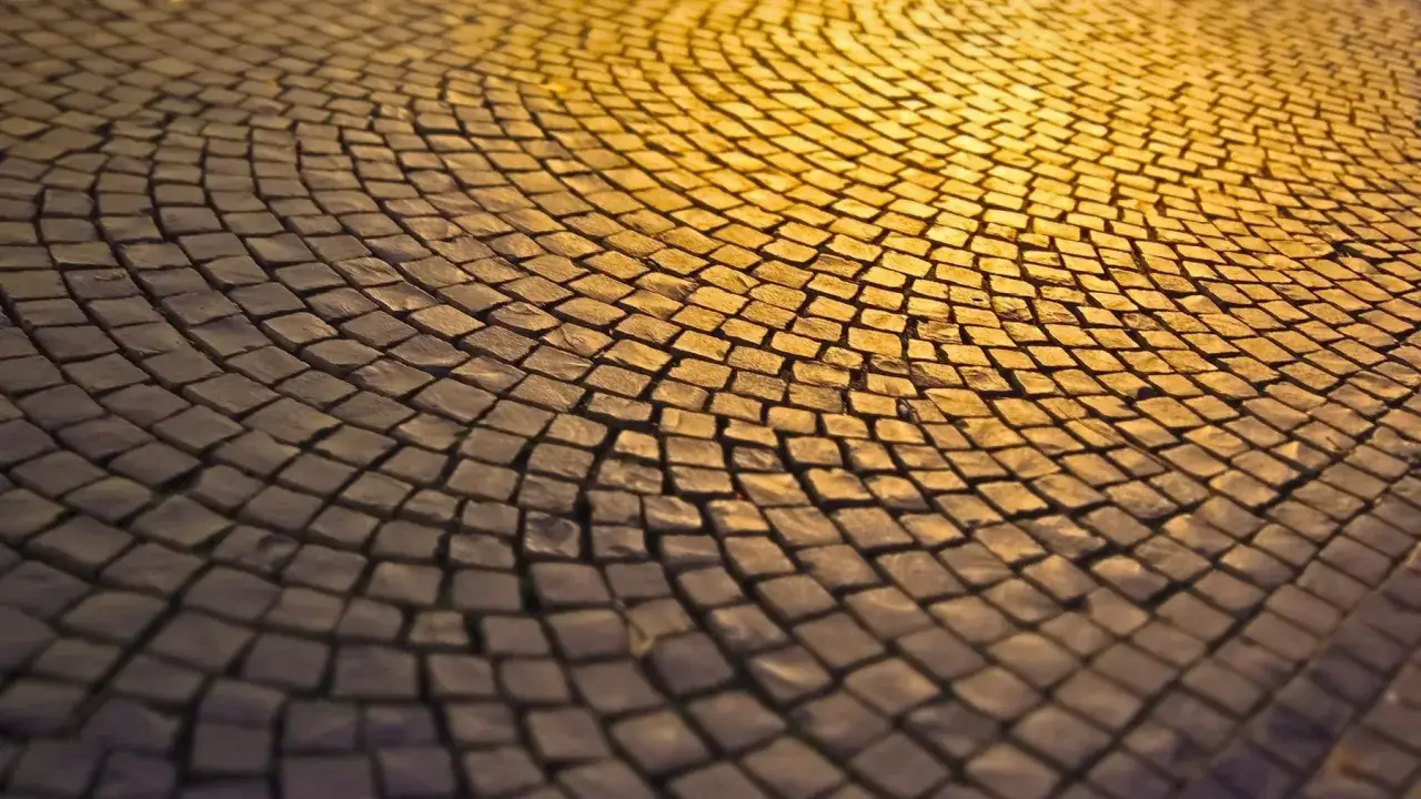 Jak położyć kostkę brukową w ogrodzie, aby uniknąć błędów i osiadania