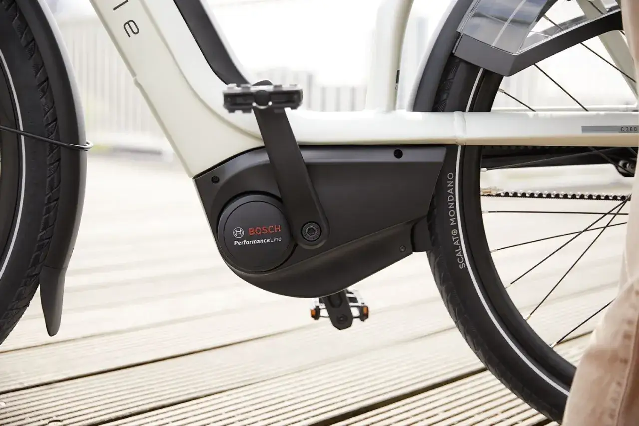 Silnik Bosch Performance Line do roweru elektrycznego, zamontowany w ramie, gotowy do jazdy.