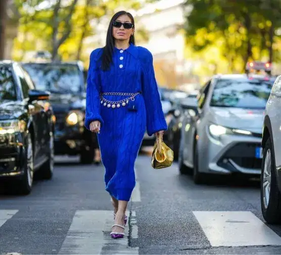 Jaką biżuterię do chabrowej sukienki wybrać, aby zachwycić?