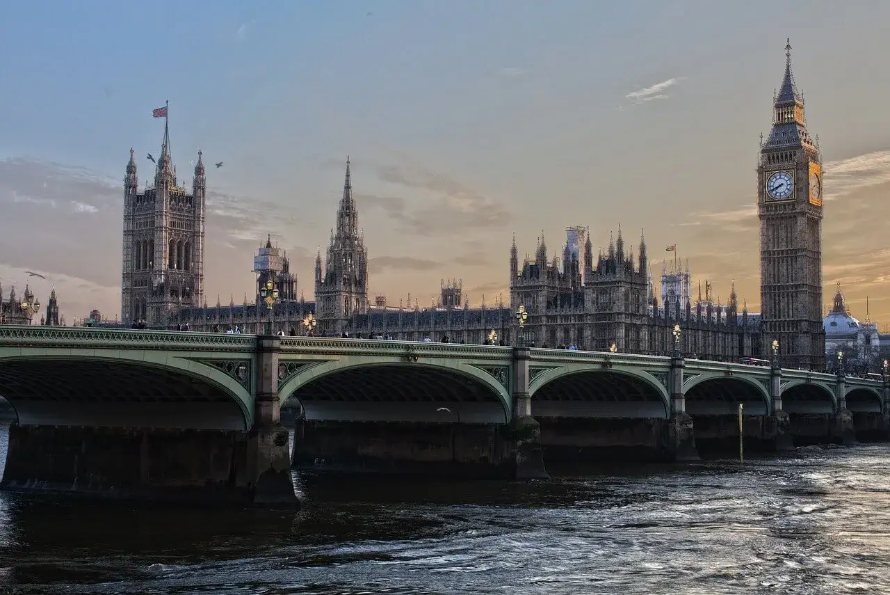 Most podróżnych do Anglii wymaga paszportu. Widok na Parlament i Big Ben nad Tamizą.