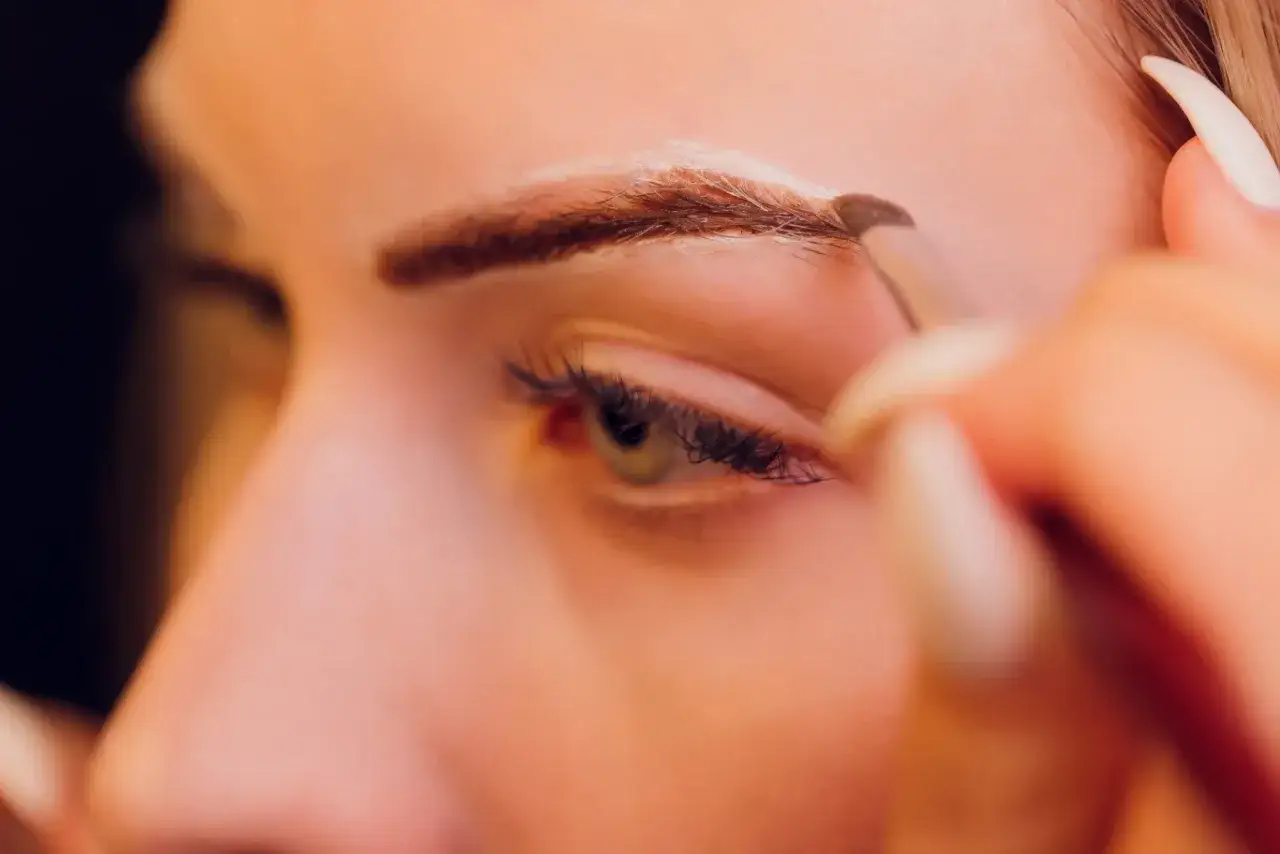 Henna rozjaśnia brwi? Mit! Skuteczne i bezpieczne metody