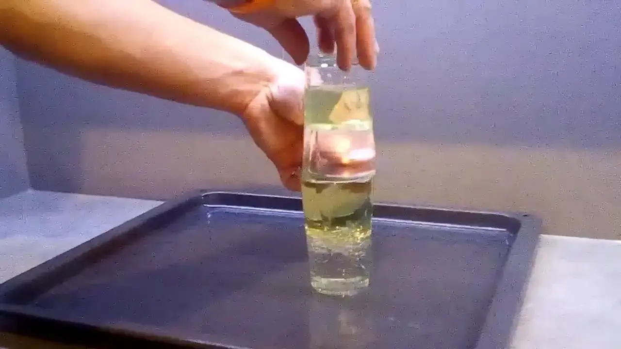 Woda i olej: Prosty eksperyment, który wyjaśni chemię