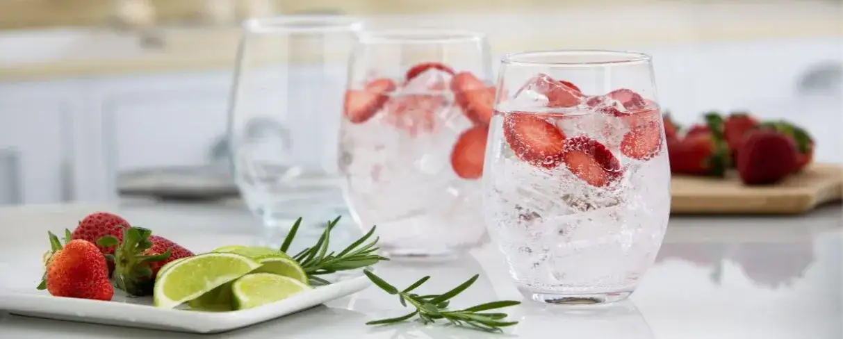 Jak wybrać szklanki do napojów? Pełnia smaku i trwałość na lata.