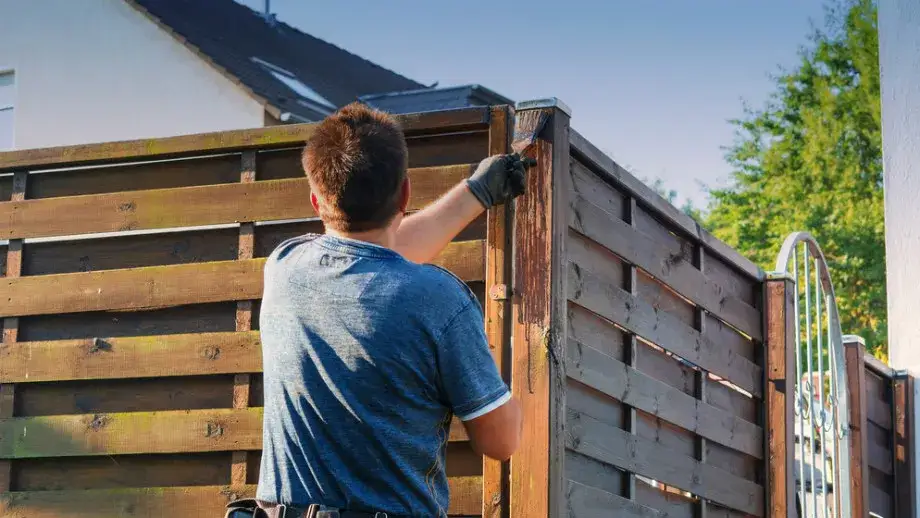 Ile kosztuje malowanie płotu drewnianego? Poznaj najważniejsze czynniki wpływające na ceny