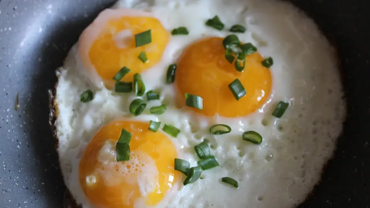 Jajko sadzone na obiad: Szybko, tanio, pysznie! Idealne przepisy.