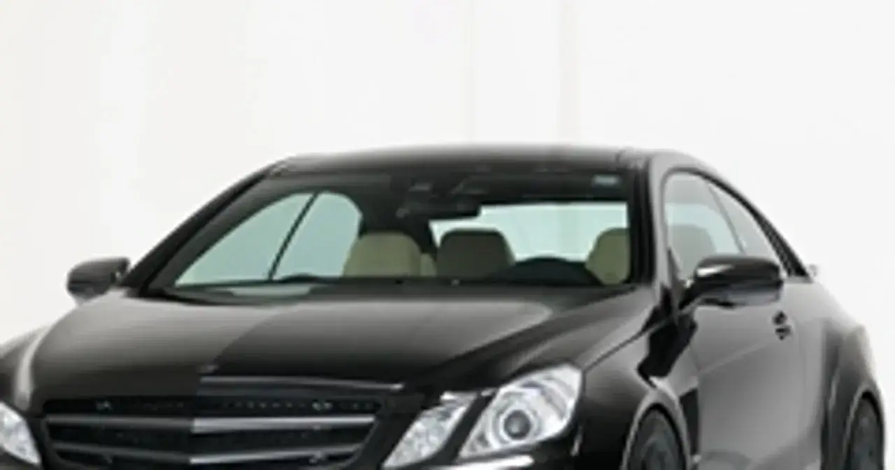 Czarny Mercedes coupe z tuningiem Brabus. Zastanawiasz się, ile kosztuje tuning Brabus?