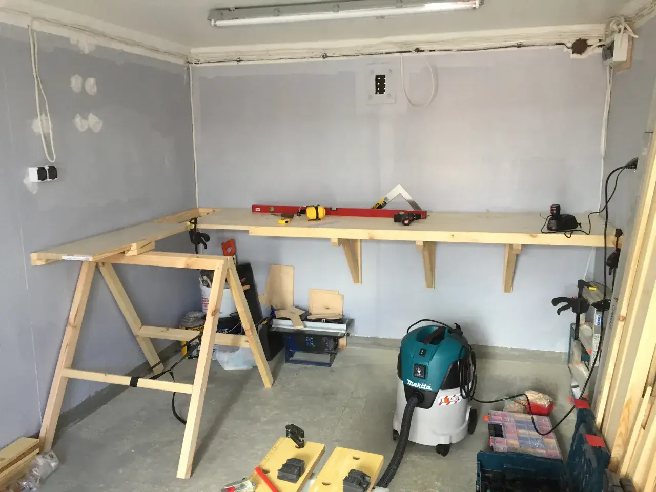 Jak zrobić stół warsztatowy? Twój projekt DIY od planu do blatu