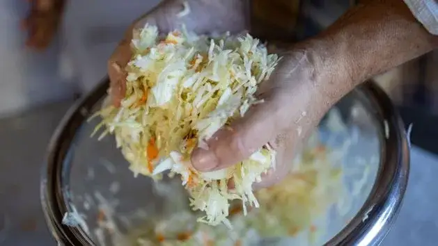 Która kapusta jest zdrowsza: kiszona czy kwaszona? Odkryj różnice