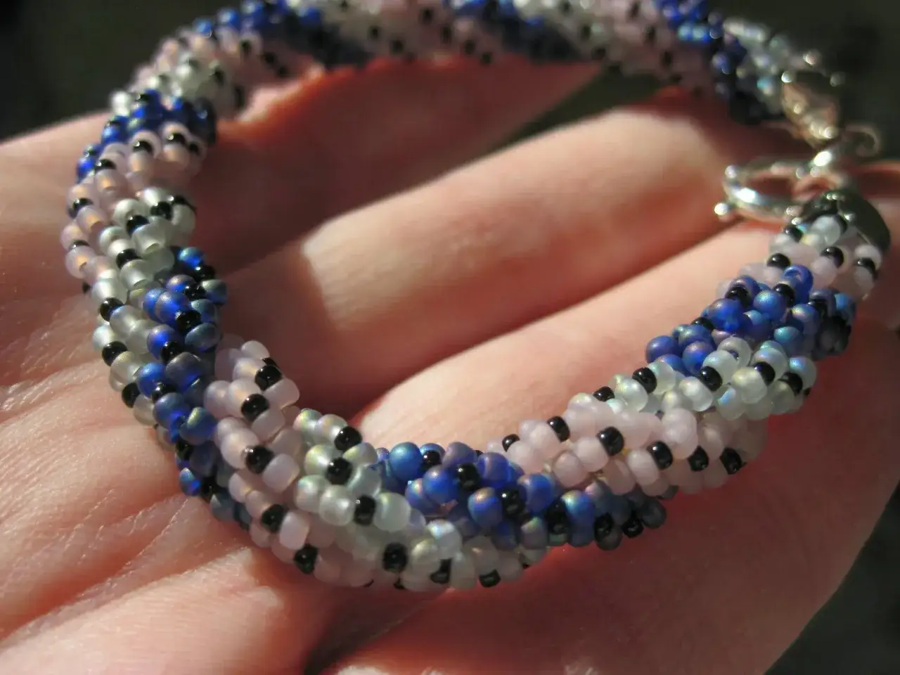 Jak zrobić bransoletkę z koralików - proste kroki dla każdego