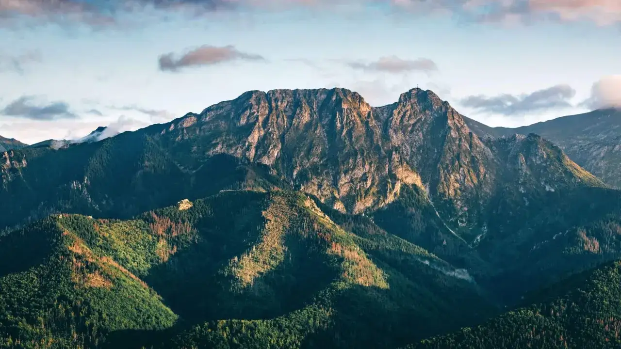 Szlak na Rysy: Kiedy otwarty? Ekspert radzi, jak wejść bezpiecznie.