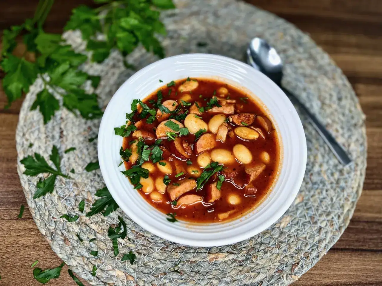 Fasolka po bretońsku: Jaka kiełbasa zapewni najlepszy smak?