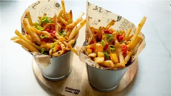 Z czym jeść frytki? Globalne smaki, przepisy i nietypowe hity!