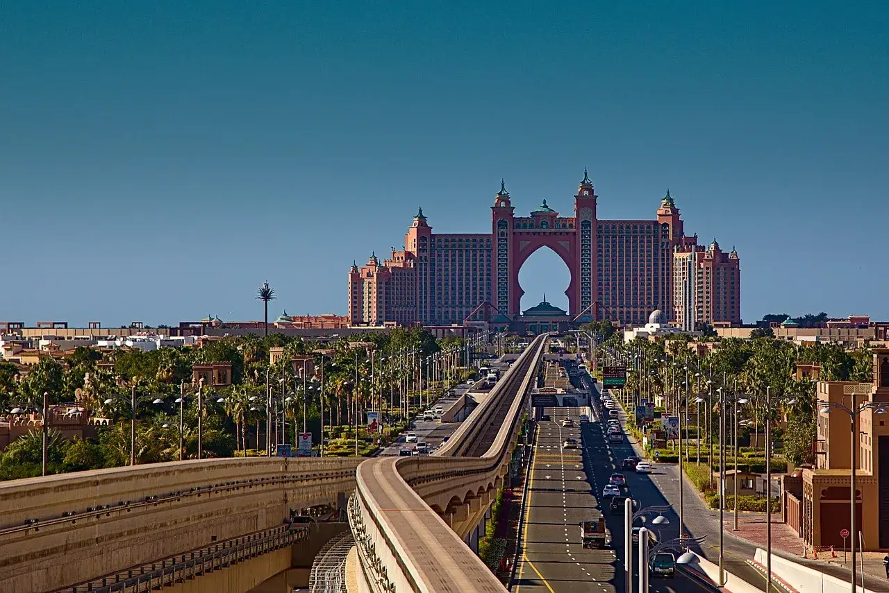 Droga do najdroższego hotelu w Dubaju, monumentalnego Atlantis The Palm, z widokiem na jego charakterystyczny łuk.