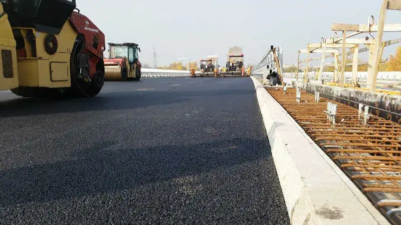 Ile schnie asfalt na gorąco? Poznaj kluczowe czynniki wpływające na czas schnięcia