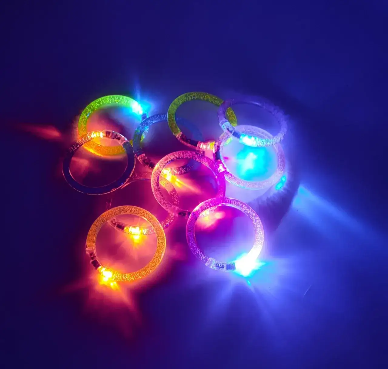 Jak sprawić, żeby bransoletki świecące w ciemności znowu świeciły