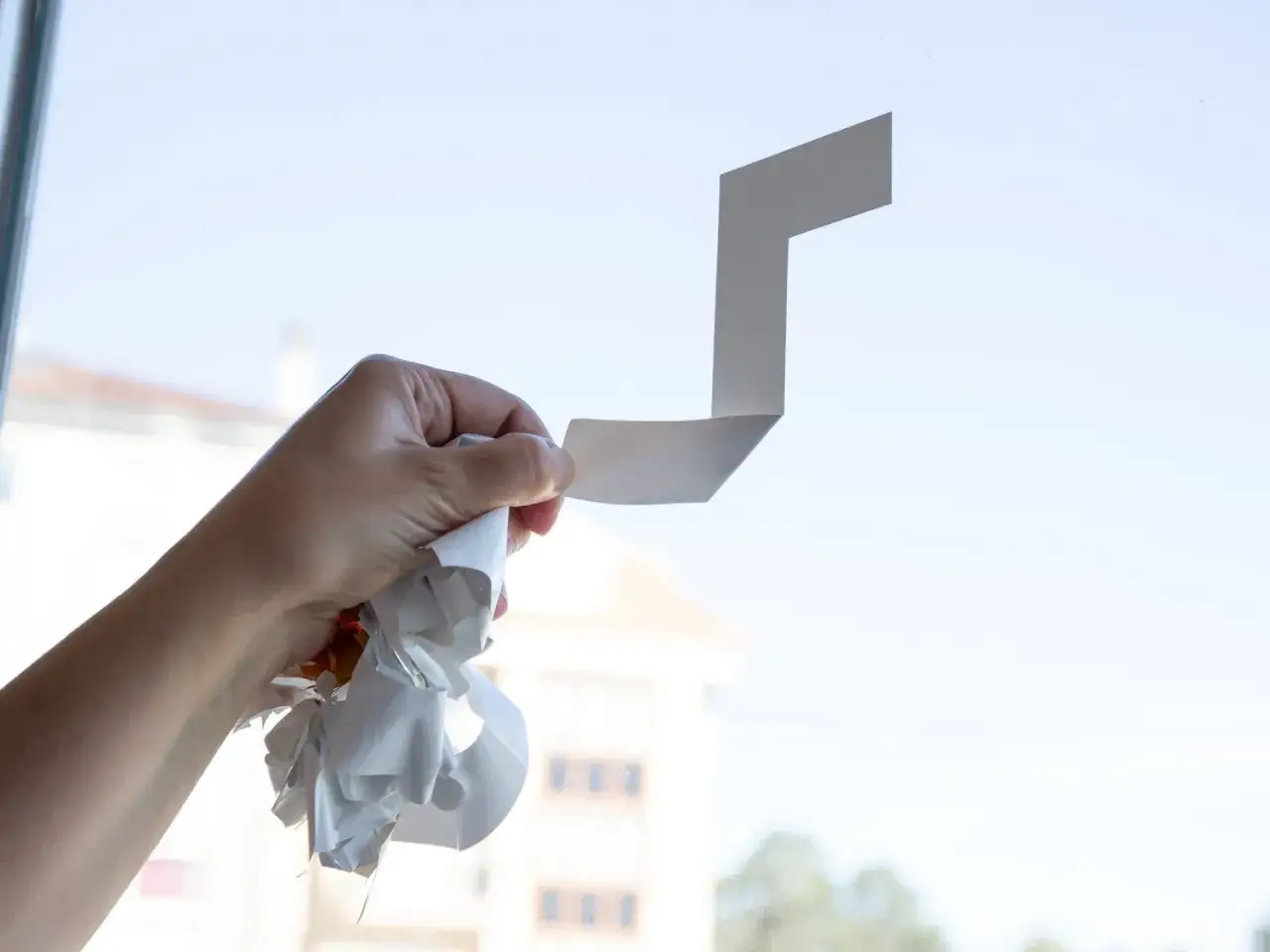 Jak usunąć stare naklejki z okien: 7 skutecznych sposobów