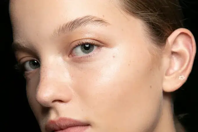 Peeling enzymatyczny do jakiej cery? Sprawdź, czy jest dla Ciebie!