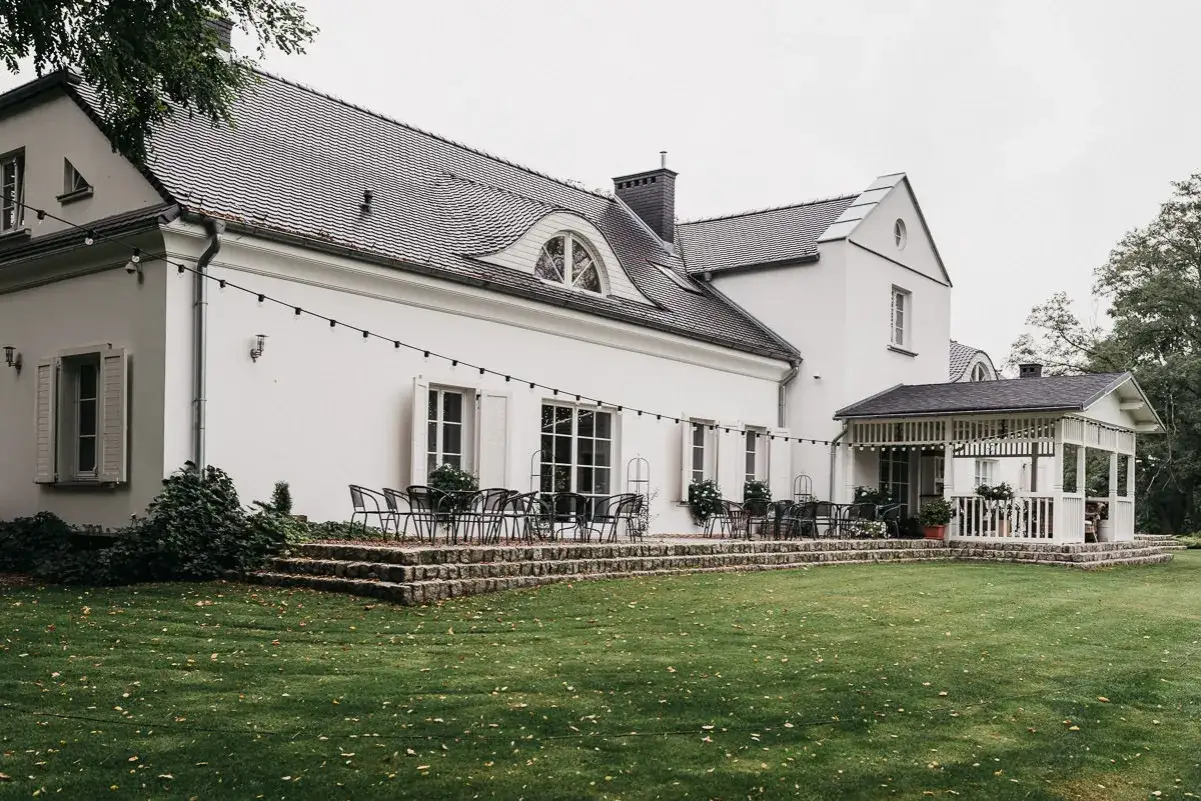 Dworek w Wierzbnie: Wesele marzeń blisko Krakowa? Poznaj ofertę!