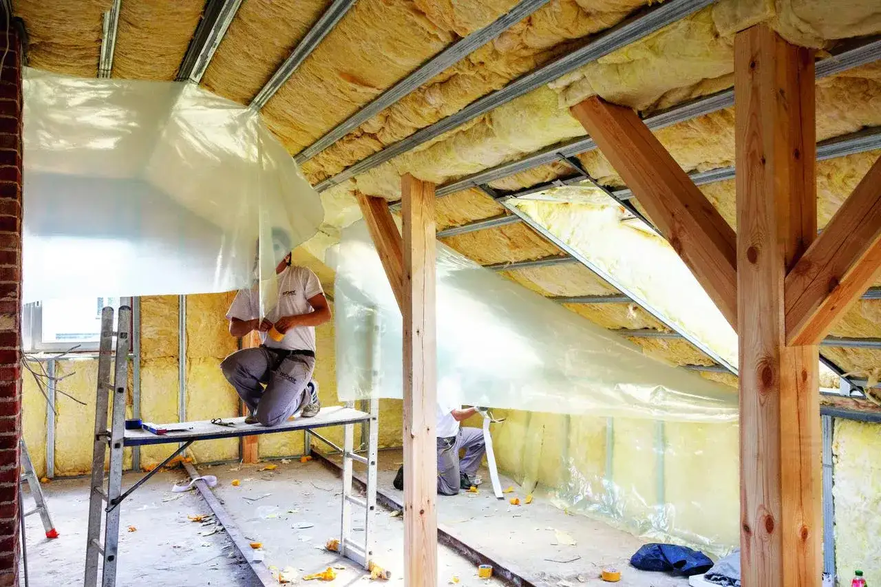 Jaką folię pod wełnę mineralną na strop wybrać, aby uniknąć wilgoci?