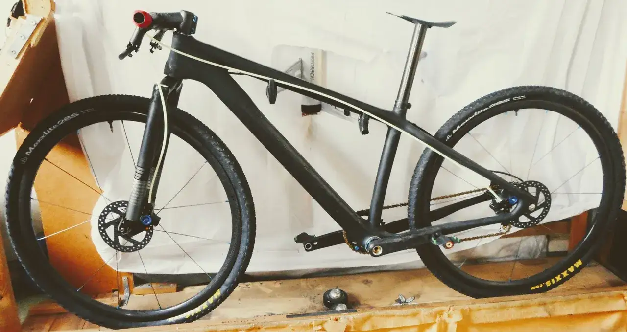 Czarny, karbonowy rower górski, prawdopodobnie najlżejszy rower na świecie, z oponami Maxxis.