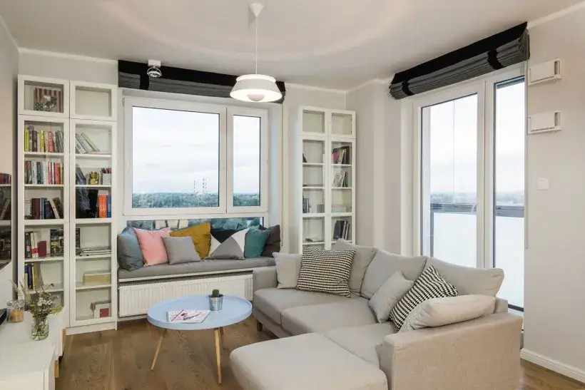 Aranżacja pokoju z dwoma oknami na jednej ścianie: 5 pomysłów