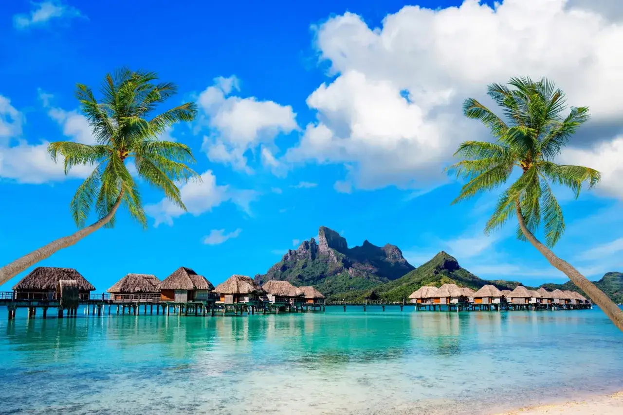 Rajskie domki na wodzie, palmy i góry – tak wygląda Bora Bora.