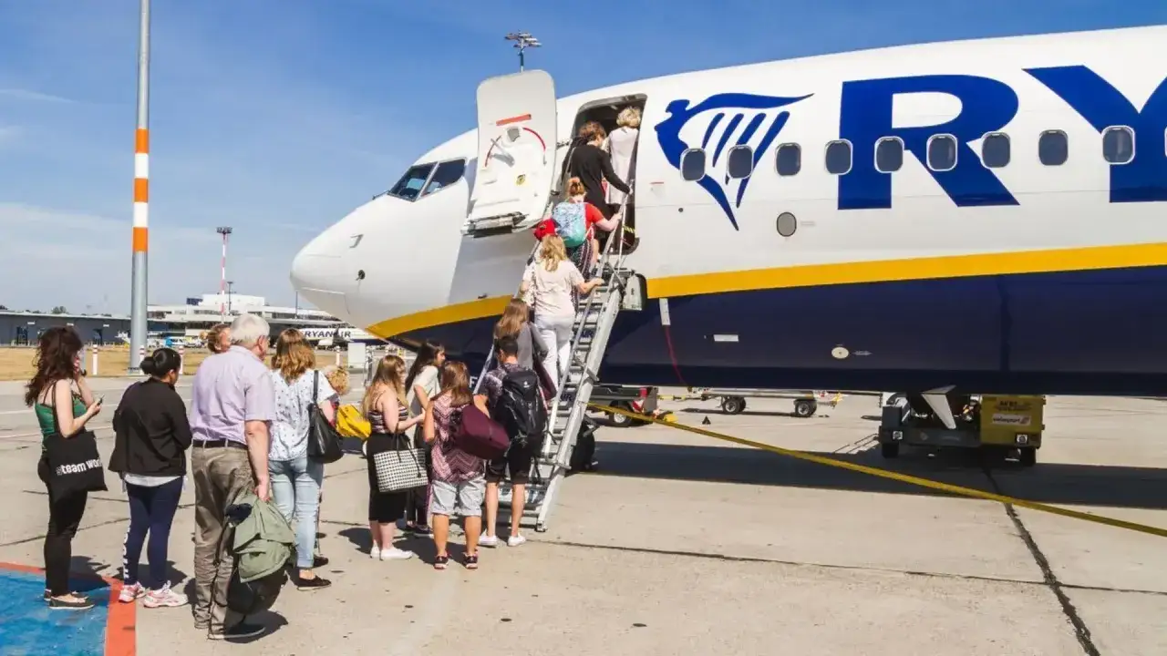 Tanie loty Ryanair: Kiedy rezerwować, by nie przepłacać?