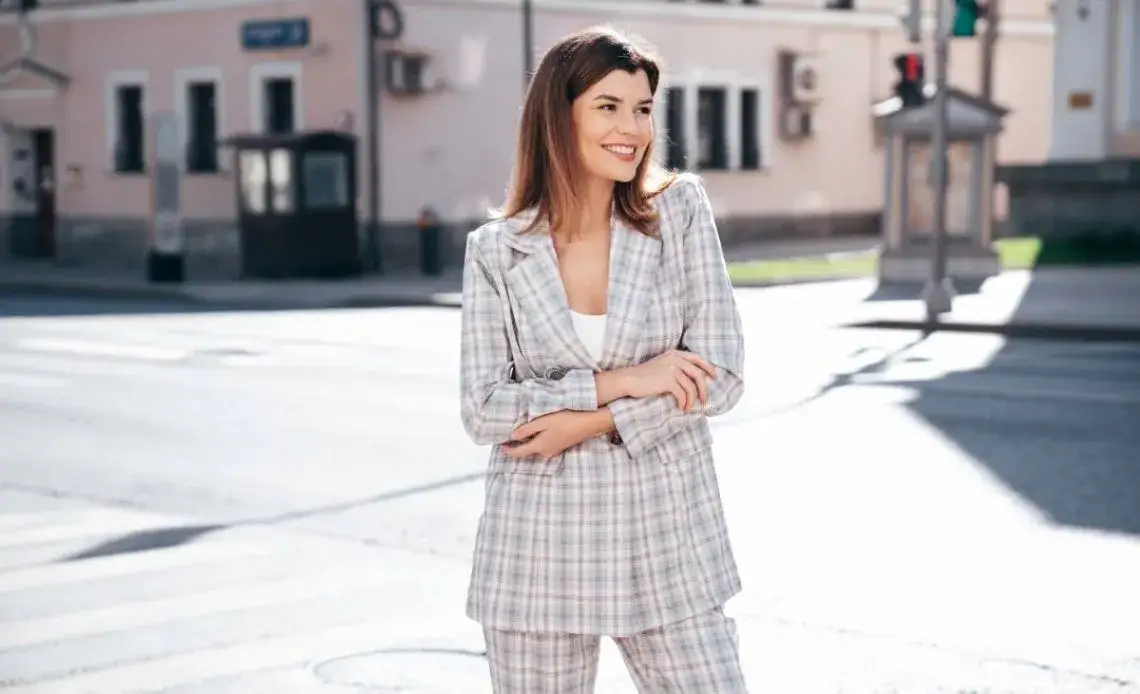 Jaką bluzkę do marynarki wybrać, by uniknąć modowych wpadek?