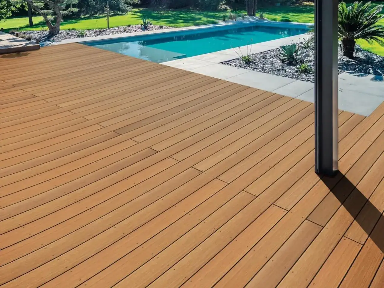 Piękny drewniany taras przy basenie. Zastanawiasz się, ile kosztuje budowa tarasu drewnianego?